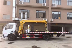 岳阳楼附近汽车轮胎更换